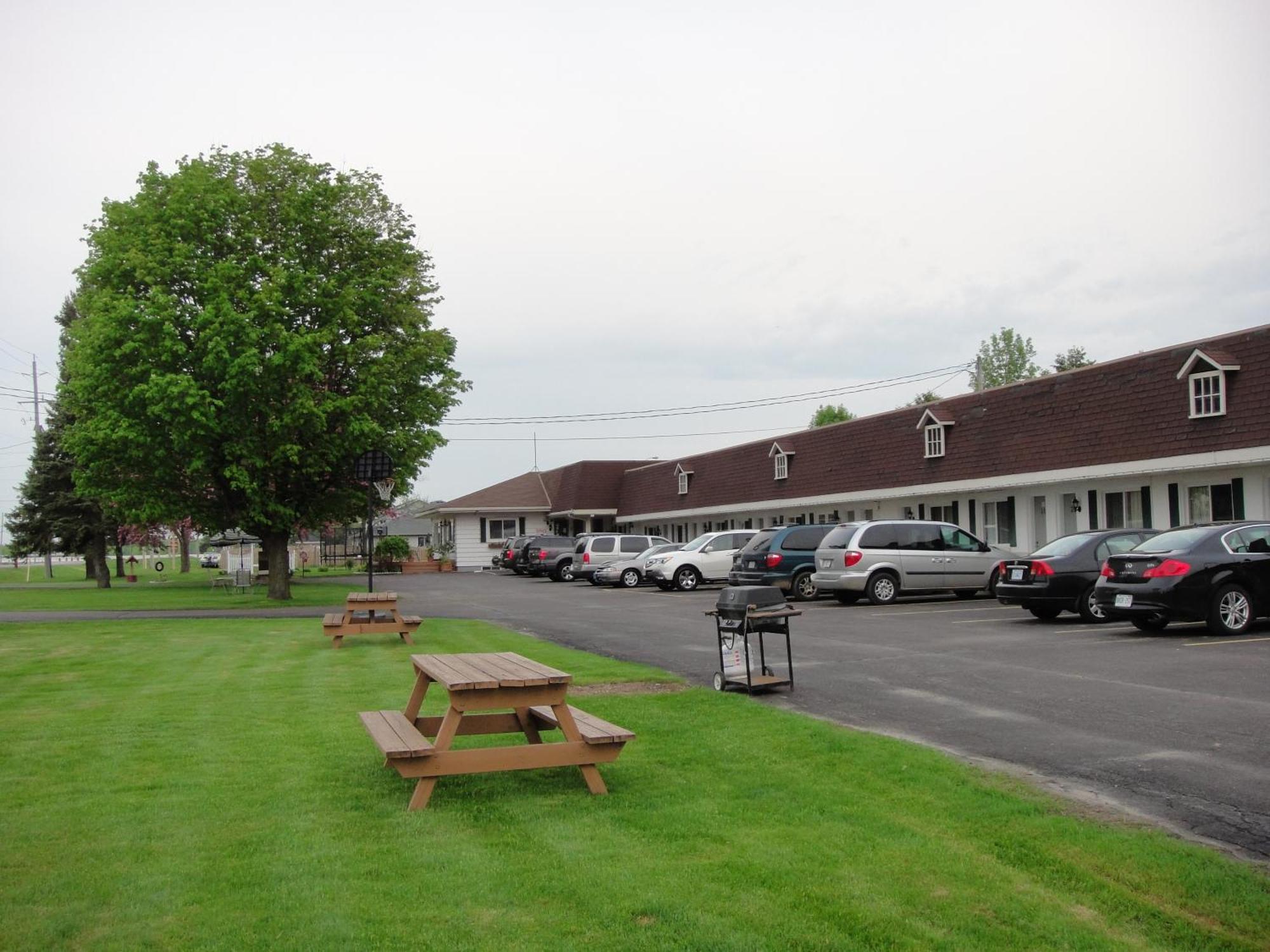 Country Squire Motel Arnprior Exterior photo