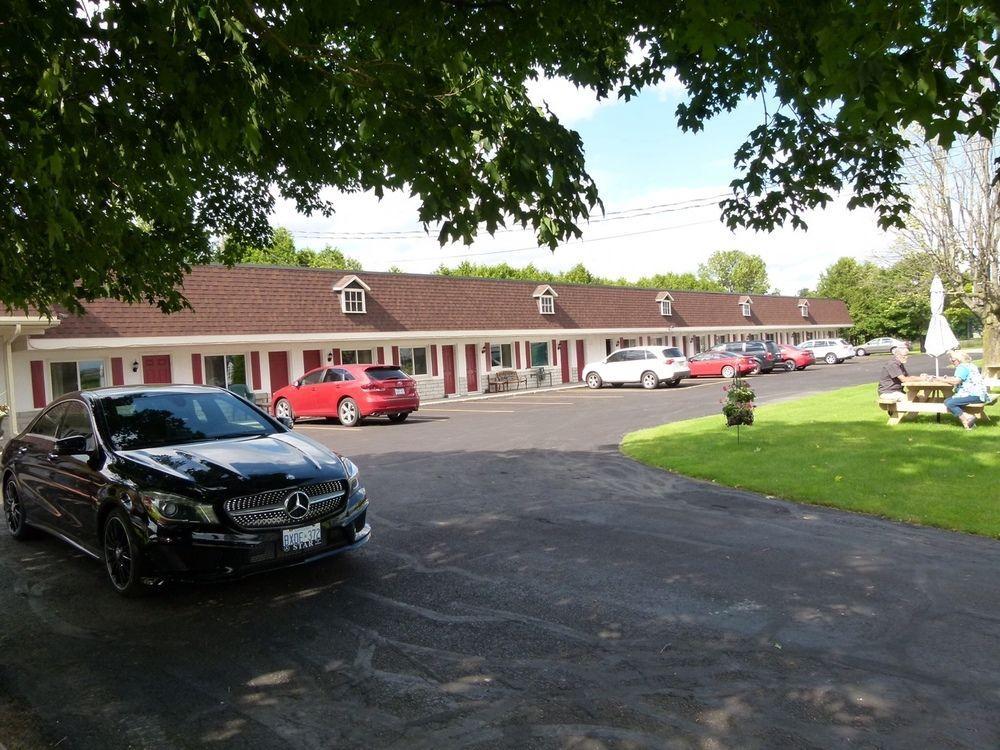 Country Squire Motel Arnprior Exterior photo