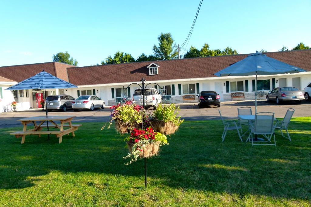 Country Squire Motel Arnprior Exterior photo