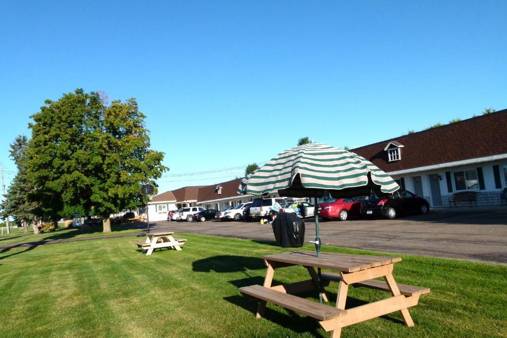 Country Squire Motel Arnprior Exterior photo