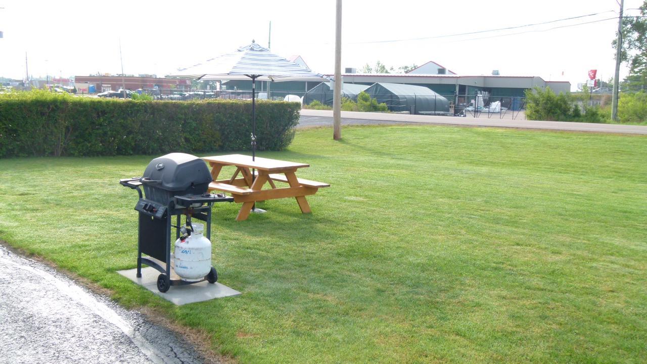 Country Squire Motel Arnprior Exterior photo