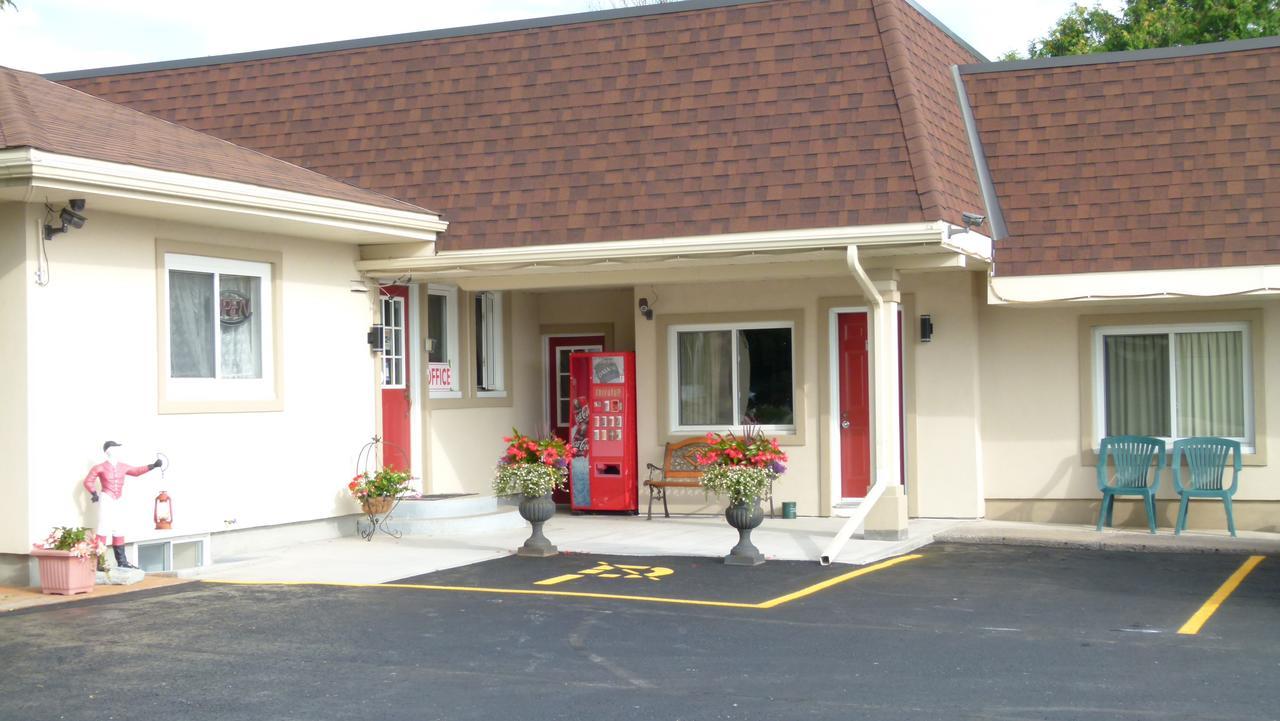 Country Squire Motel Arnprior Exterior photo