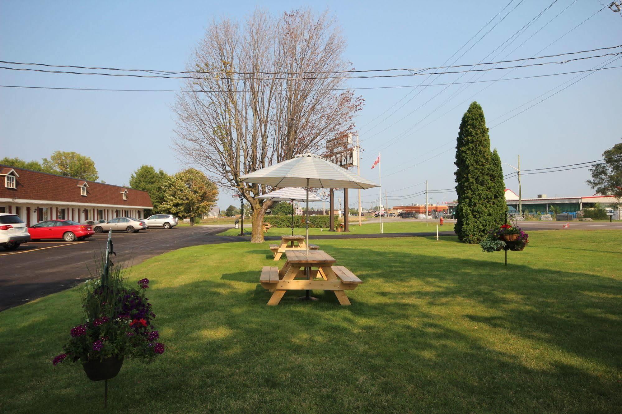 Country Squire Motel Arnprior Exterior photo