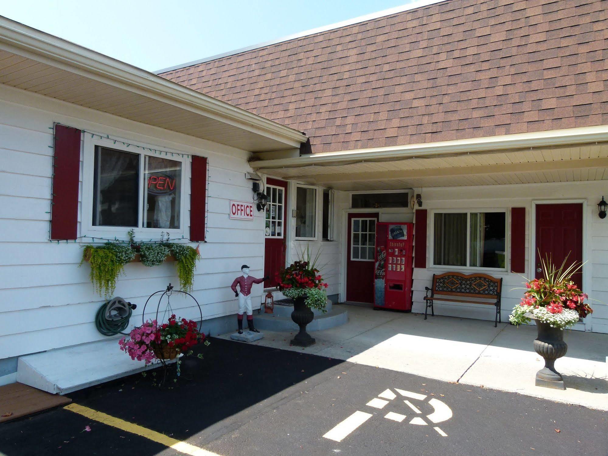 Country Squire Motel Arnprior Exterior photo